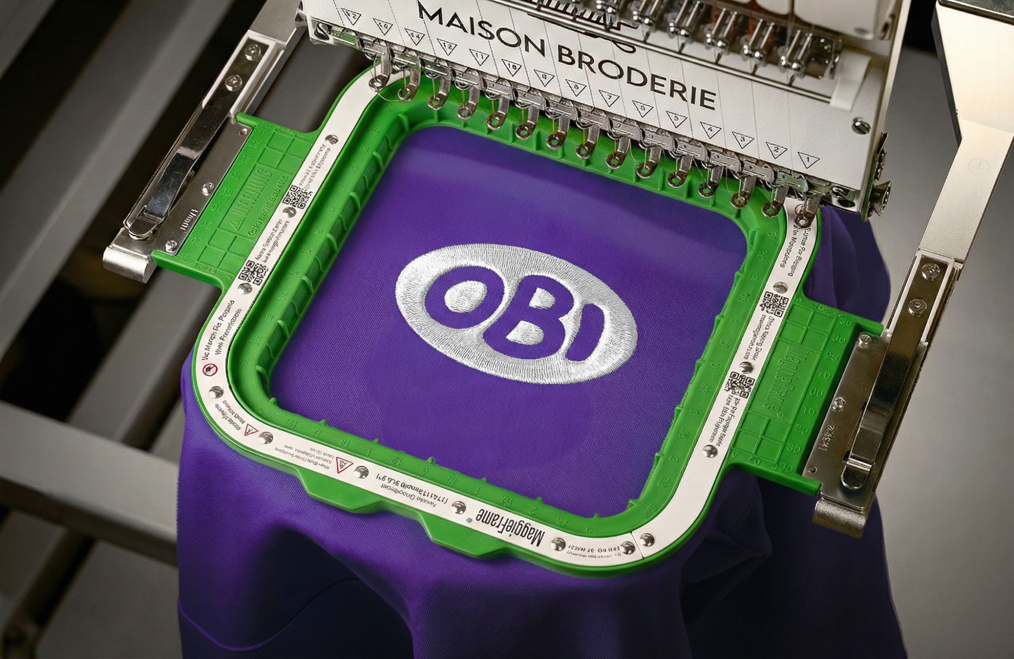 Broderie du logo Atelier OBI sur une machine multi-têtes