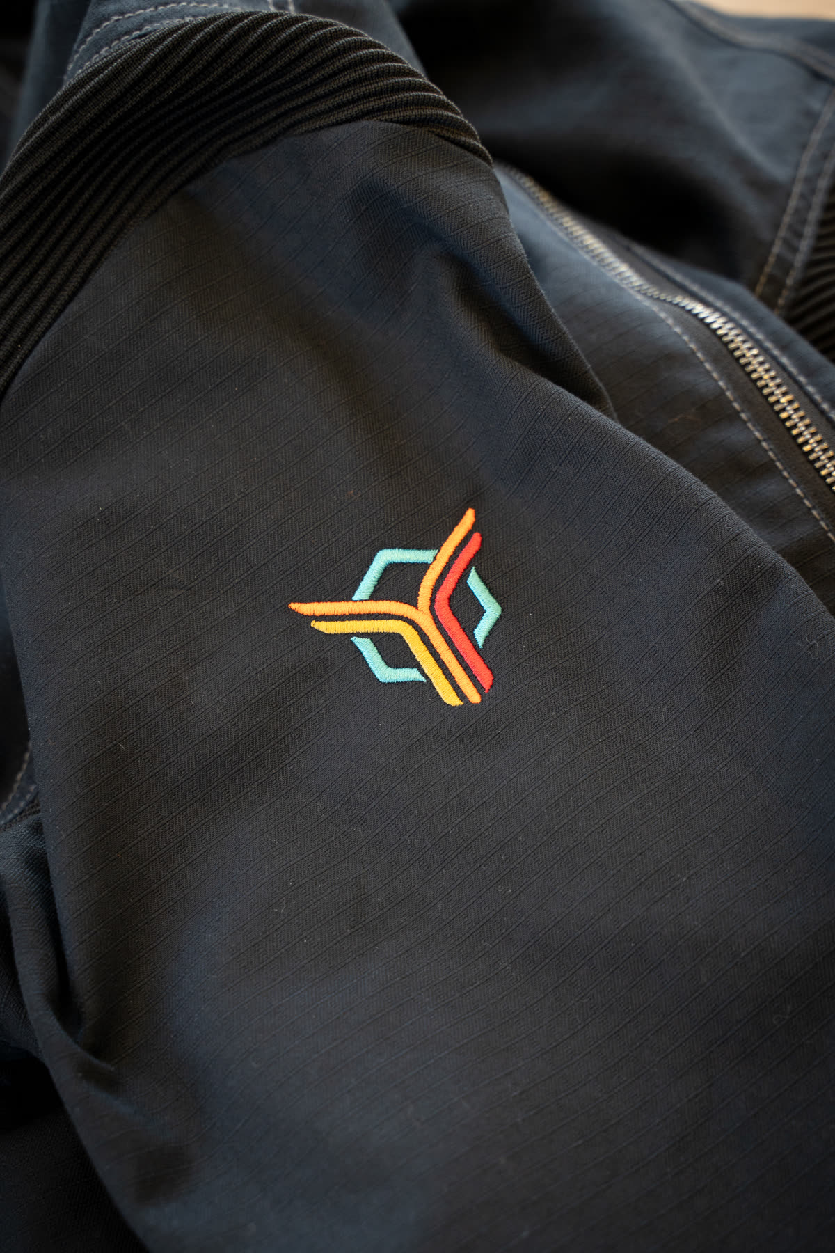 Broderie Atelier OBI, même logo en gros plan