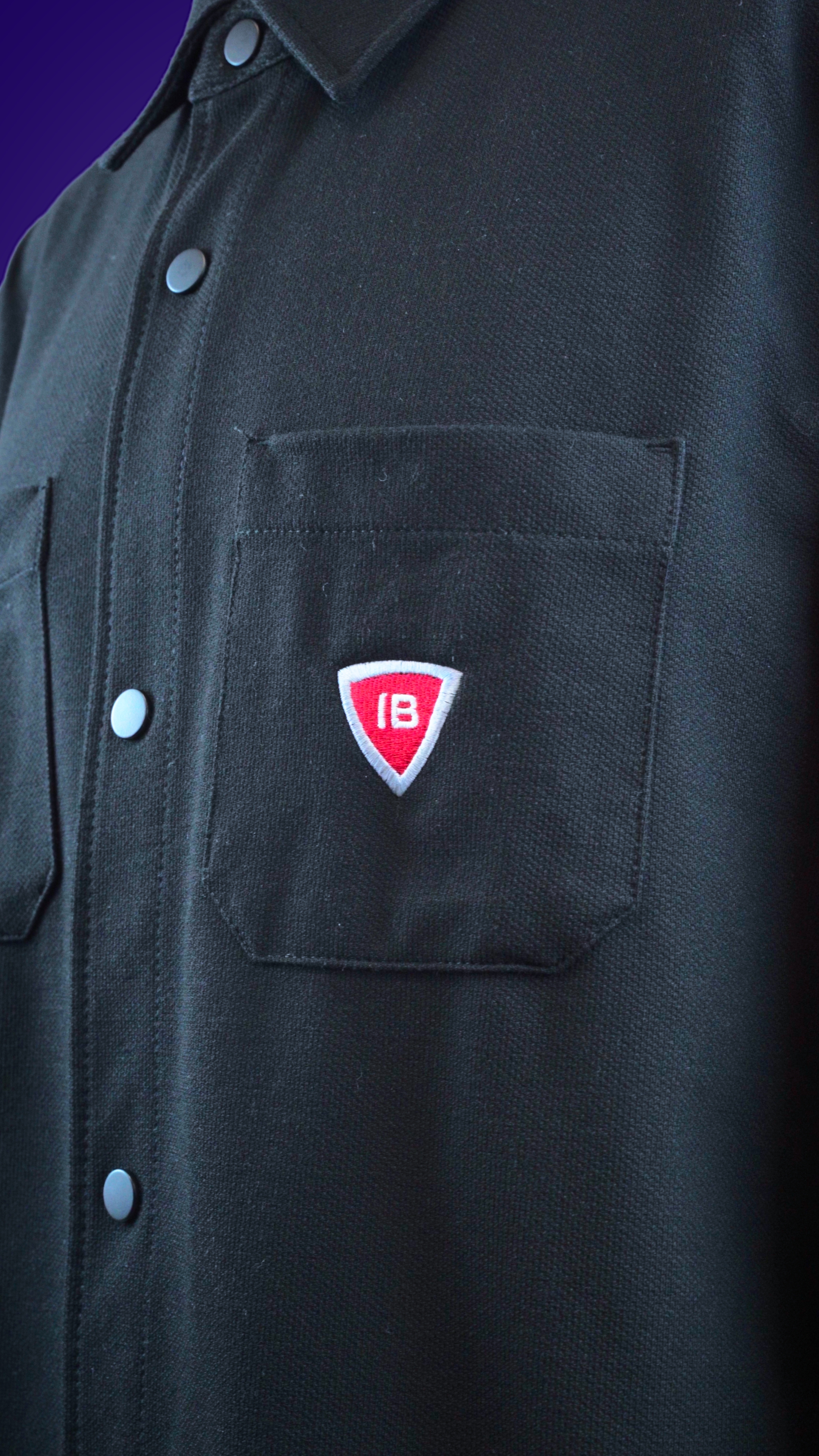 Écusson brodé IB sur chemise